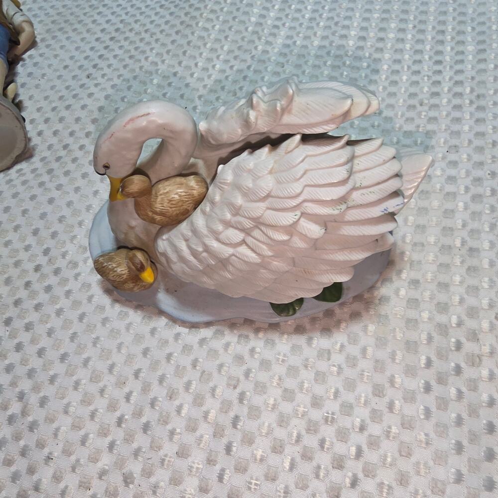 HOMCO VINTAGE SWIMMING SWAN WITh baby